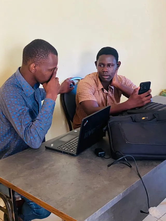 Deux participants travaillant ensemble sur un ordinateur portable