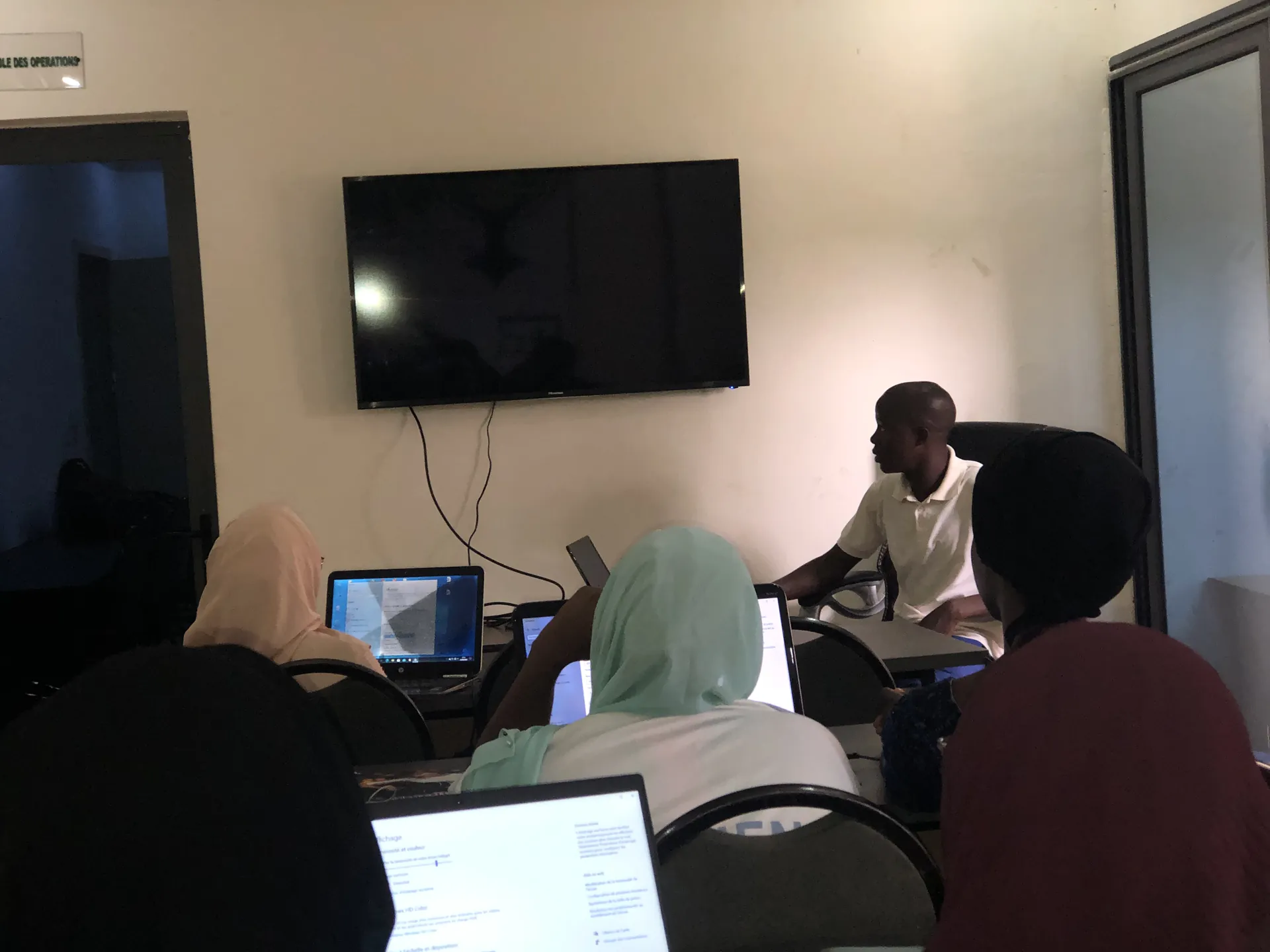 Participants travaillant sur ordinateur avec un accompagnateur
