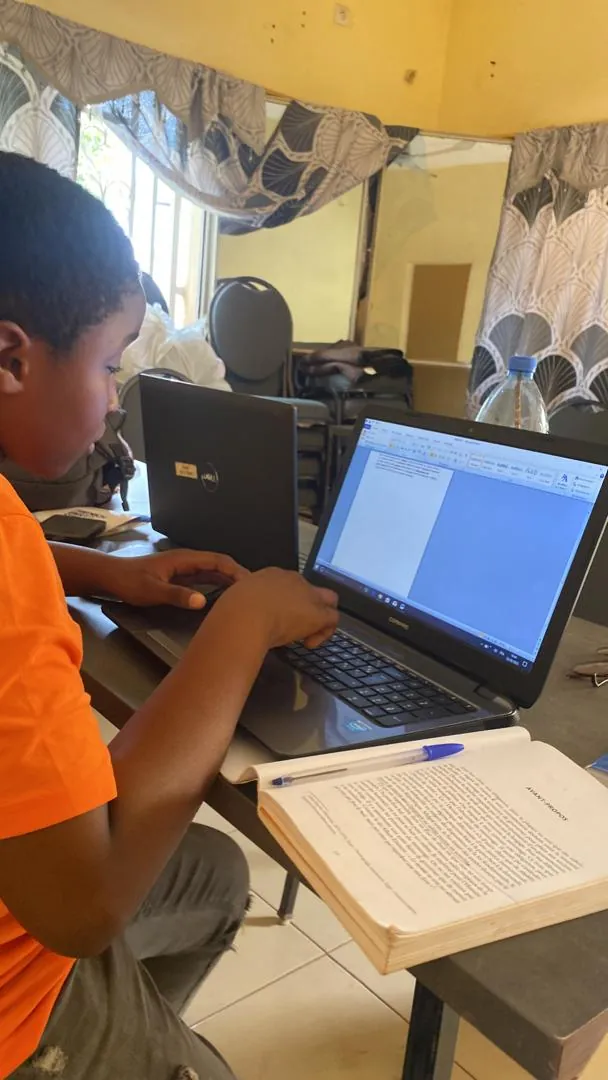 Participants utilisant des ordinateurs pendant une activité