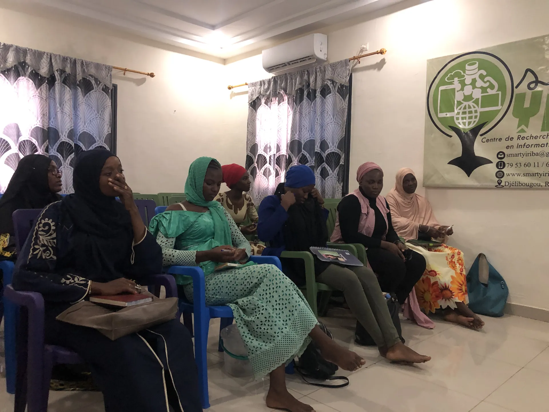 Participantes réunies dans une salle de formation