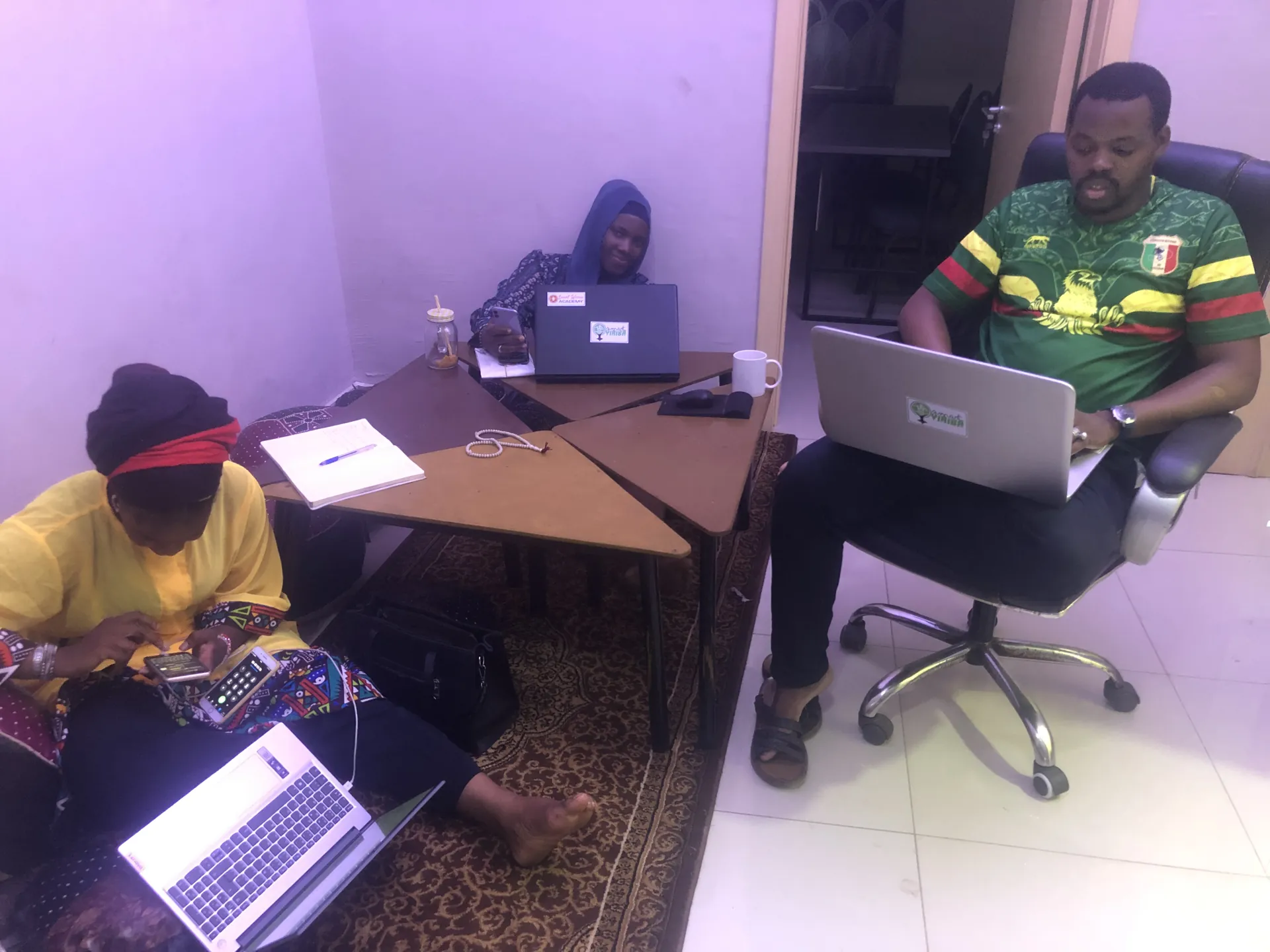 Participants utilisant des ordinateurs dans un espace de formation
