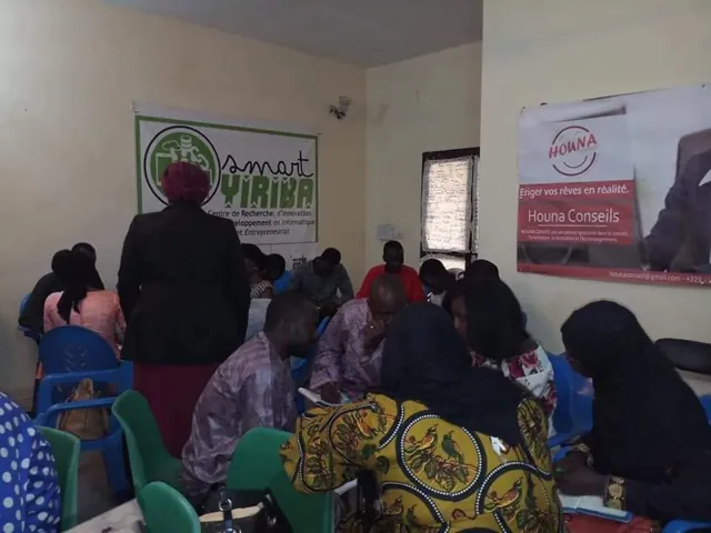 Présentation devant des participantes assises en groupe