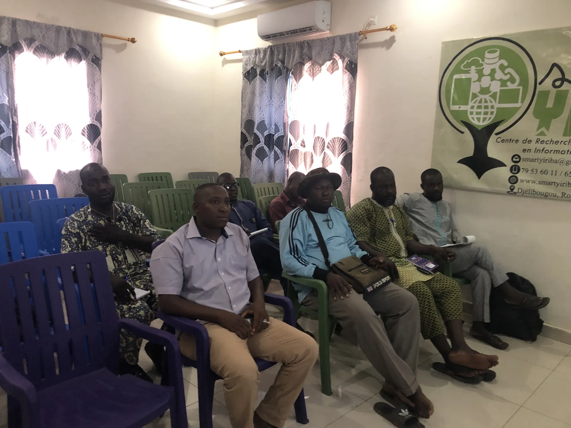 Participants assis face à une présentation dans les locaux de Smart YIRIBA