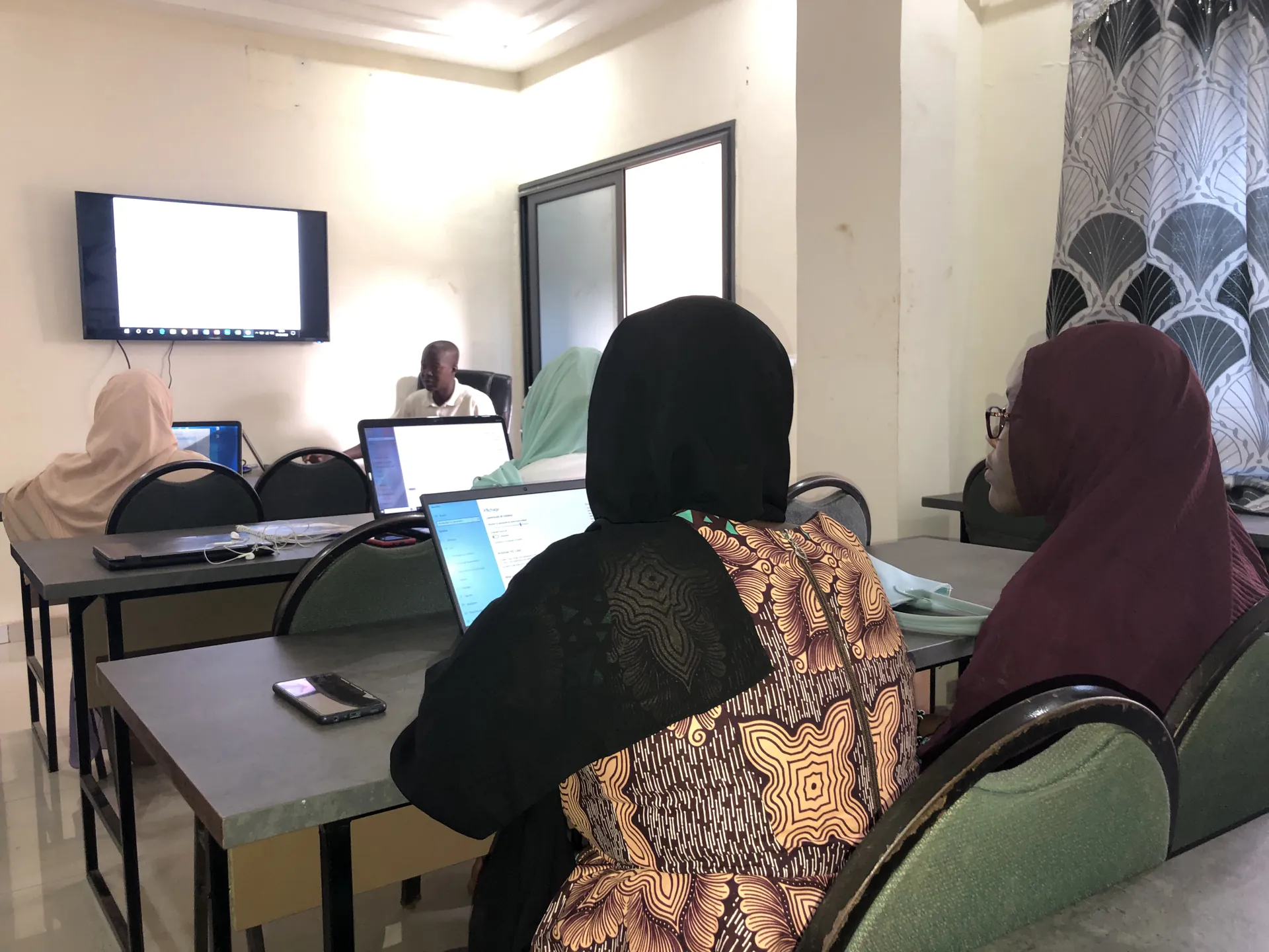Participantes travaillant sur ordinateur pendant une formation