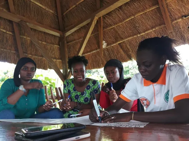 Jeunes femmes travaillant ensemble lors d’une formation