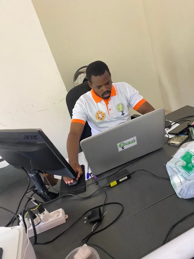 Participante utilisant un ordinateur portable