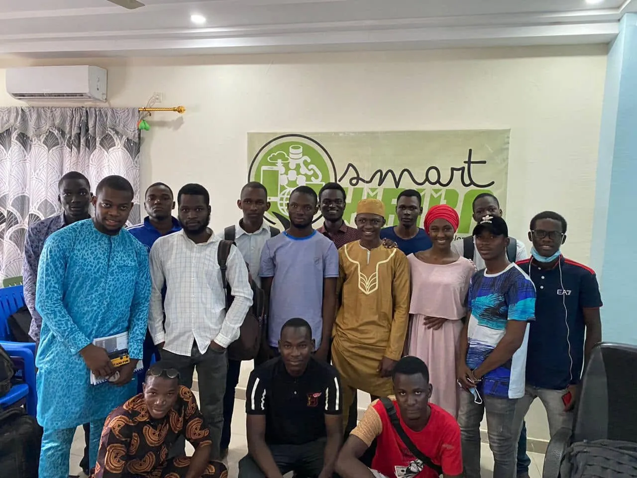 Photo de groupe des participants devant la bannière Smart YIRIBA