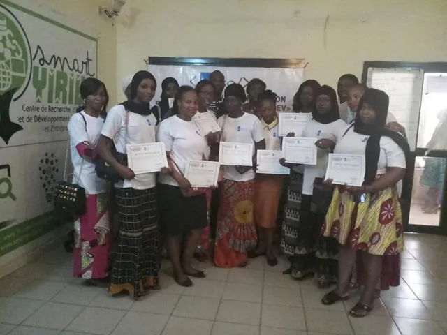 Groupe de participantes présentant leurs attestations de formation