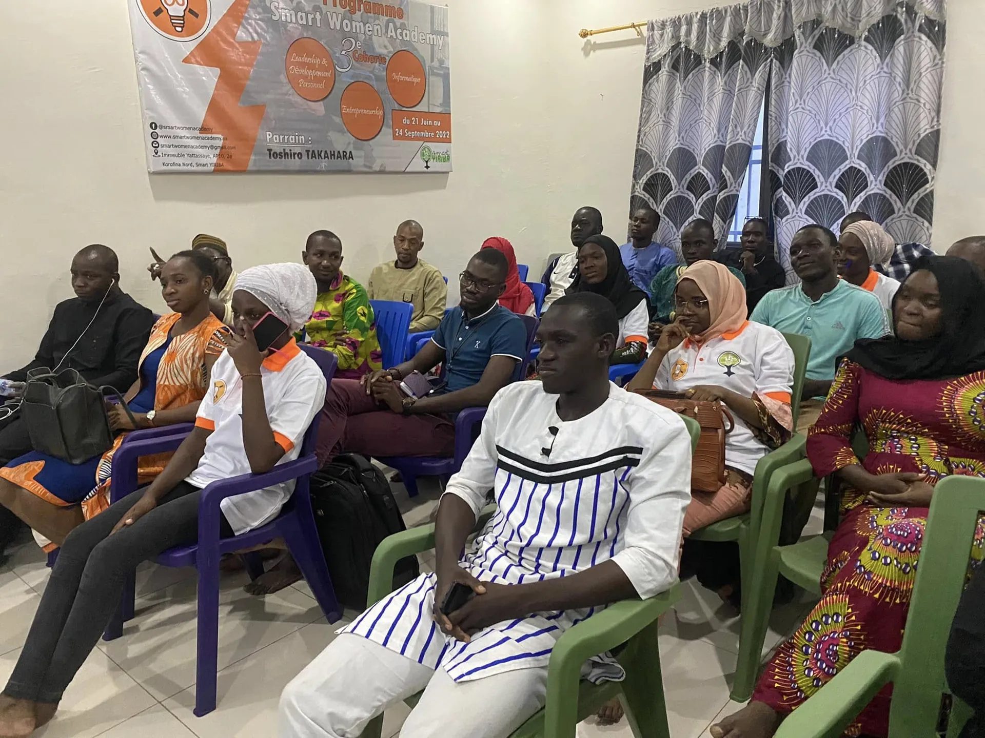 Participants réunis dans une salle pour une présentation
